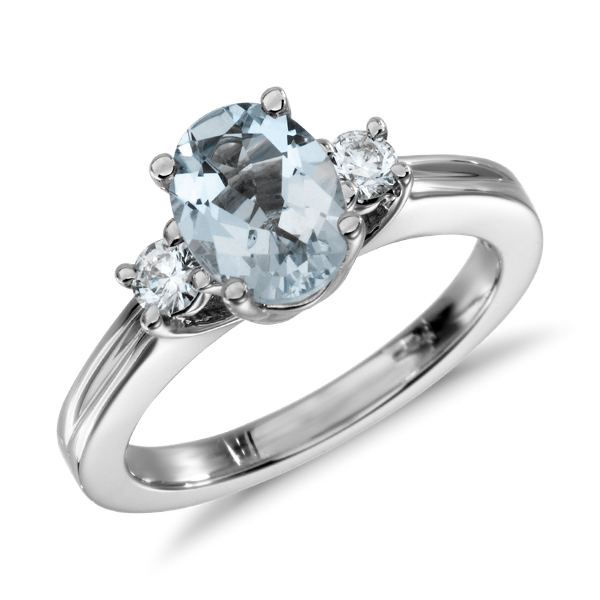 Aquamarine and Diamond Ring in 18k White Gold (8x6mm)